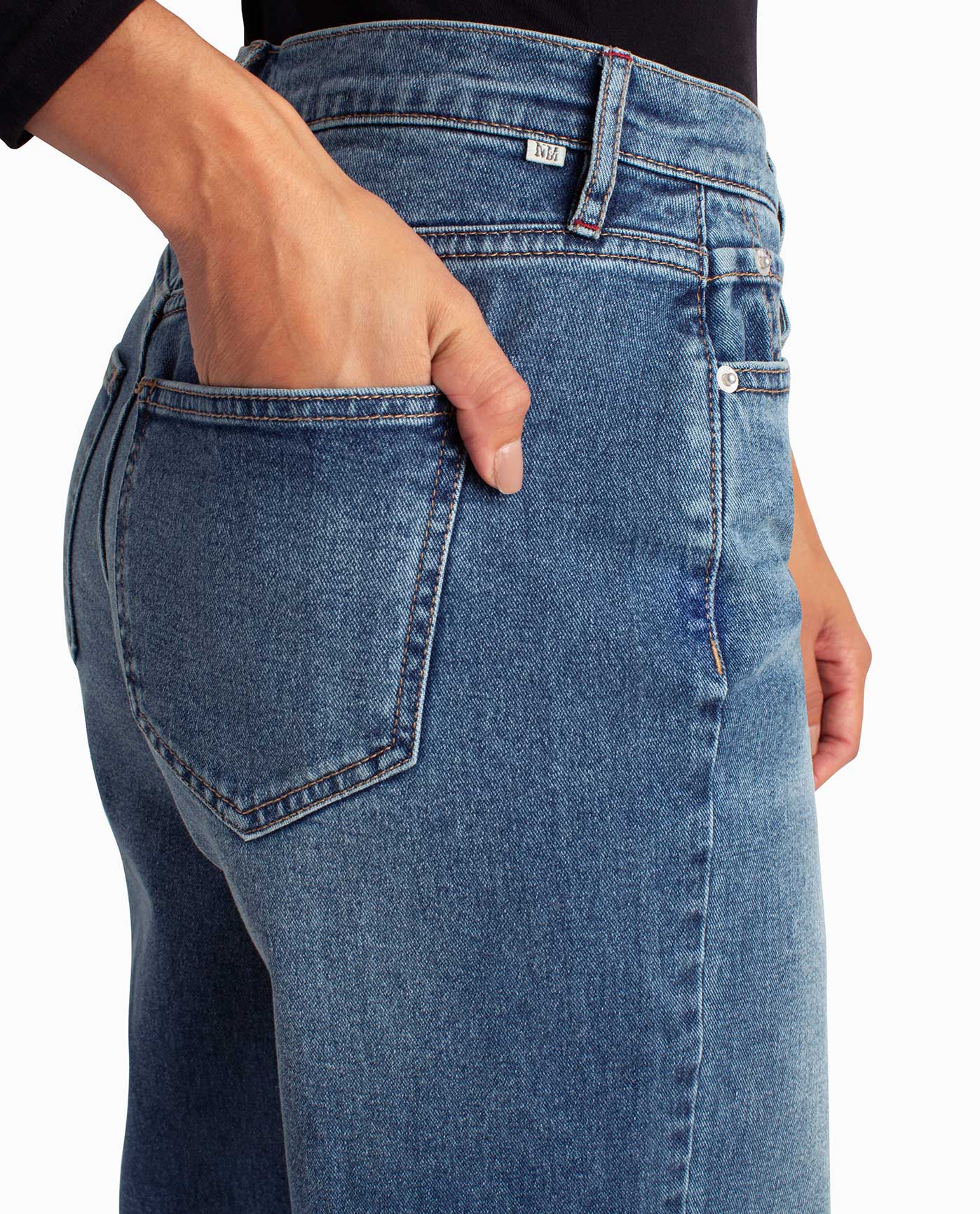 SIDE OF HUDSON YARDS MID RISE WIDE LEG JEAN AND HAND IN POCKET | Dark Blue