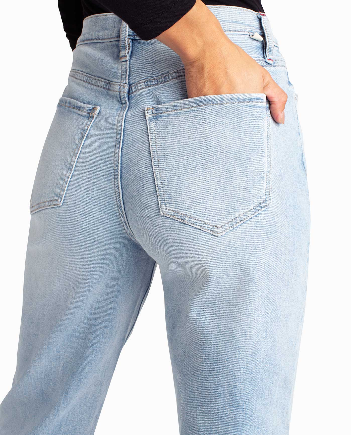 BACK OF SUTTON PLACE HIGH RISE PLEATED TAPER JEAN WITH HAND IN POCKET | Light Blue