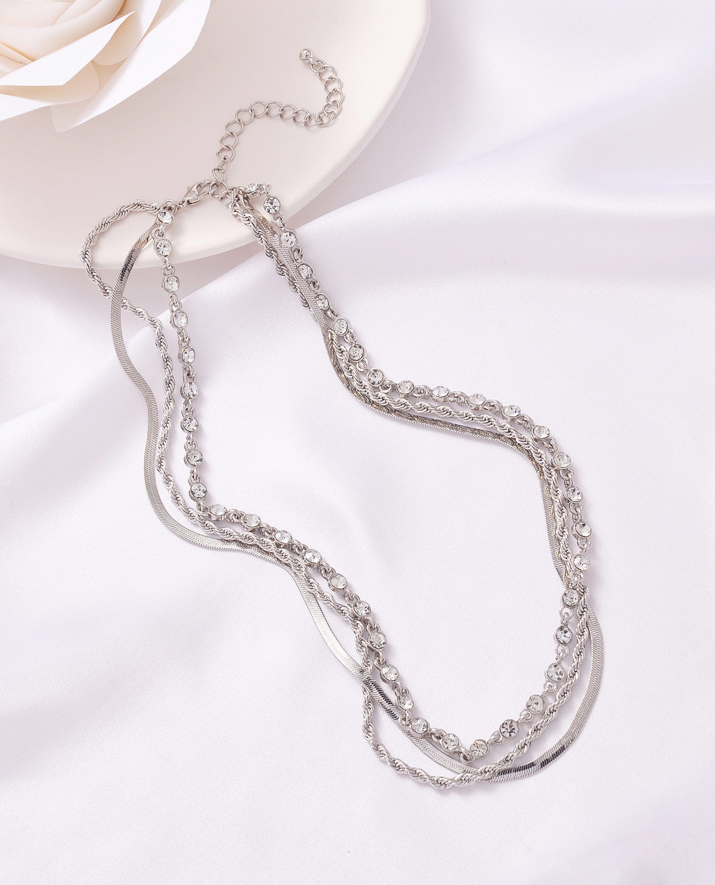 LAYERED NECKLACE ON FABRIC | Silver