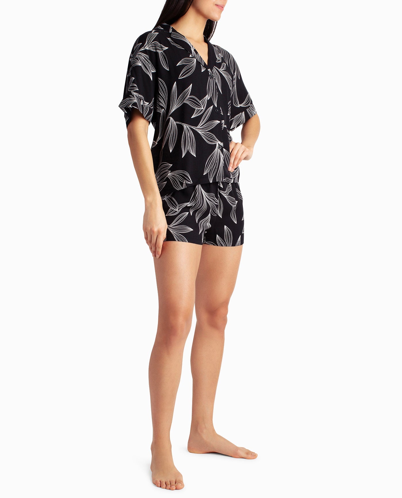 SIDE OF WOVEN SHIRT AND SHORT TWO-PIECE SLEEPWEAR SET | Black Leaf